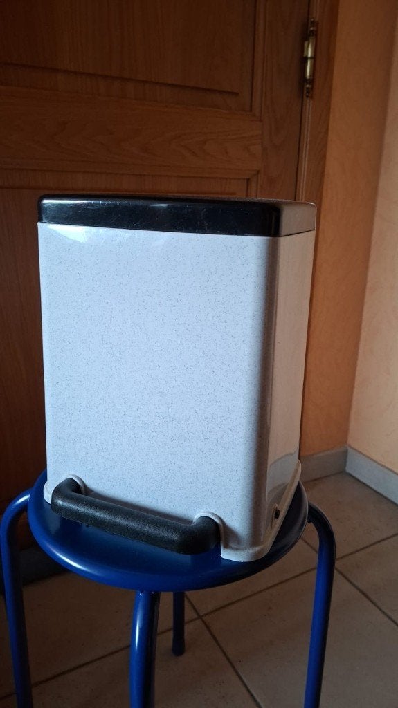 Petite poubelle grise de salle de bain, Huis en Inrichting, Woonaccessoires | Prullenbakken, Ophalen, Zo goed als nieuw, Met pedaal
