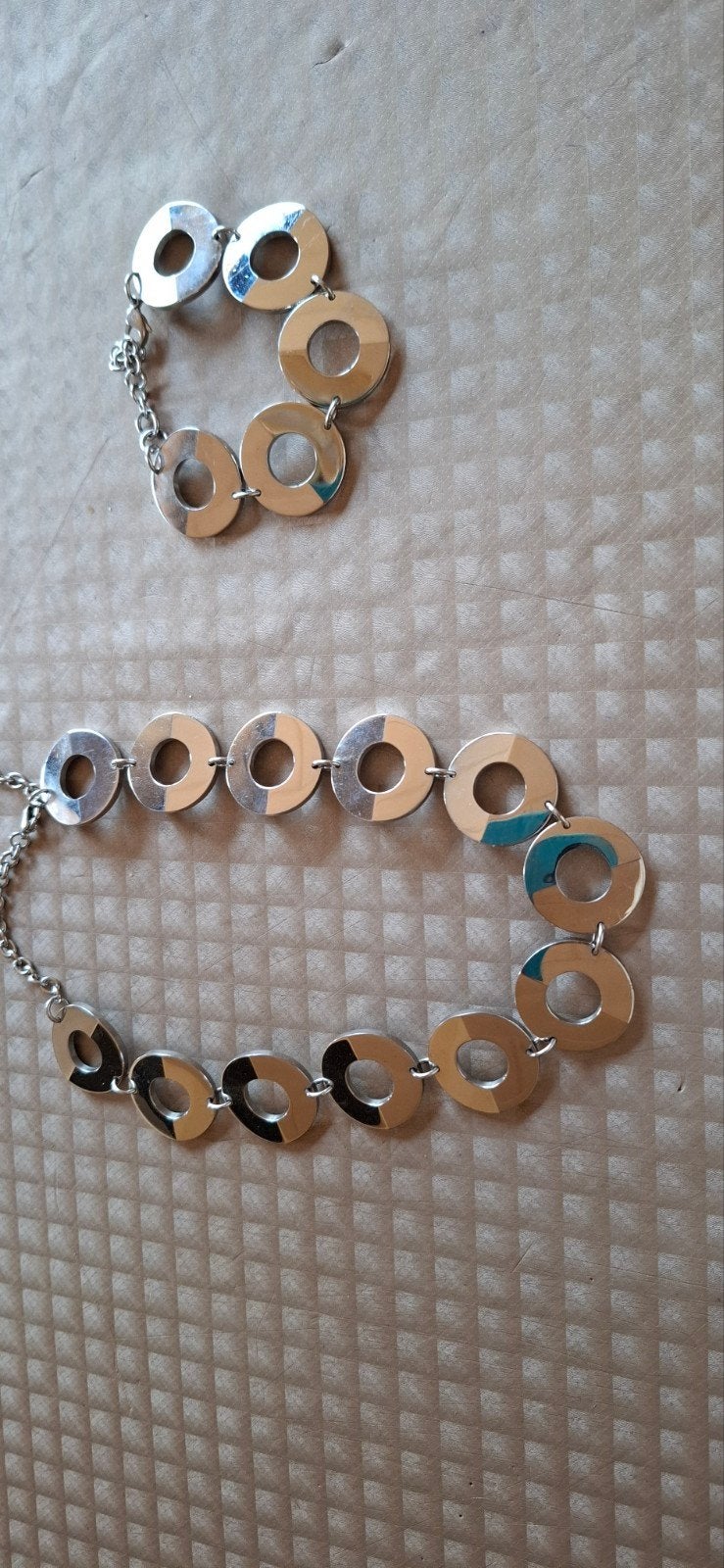Set van een ketting en armband samen voor 10 €
De kleur is z, Handtassen en Accessoires, Kettingen, Ophalen, Zilver, Zilver