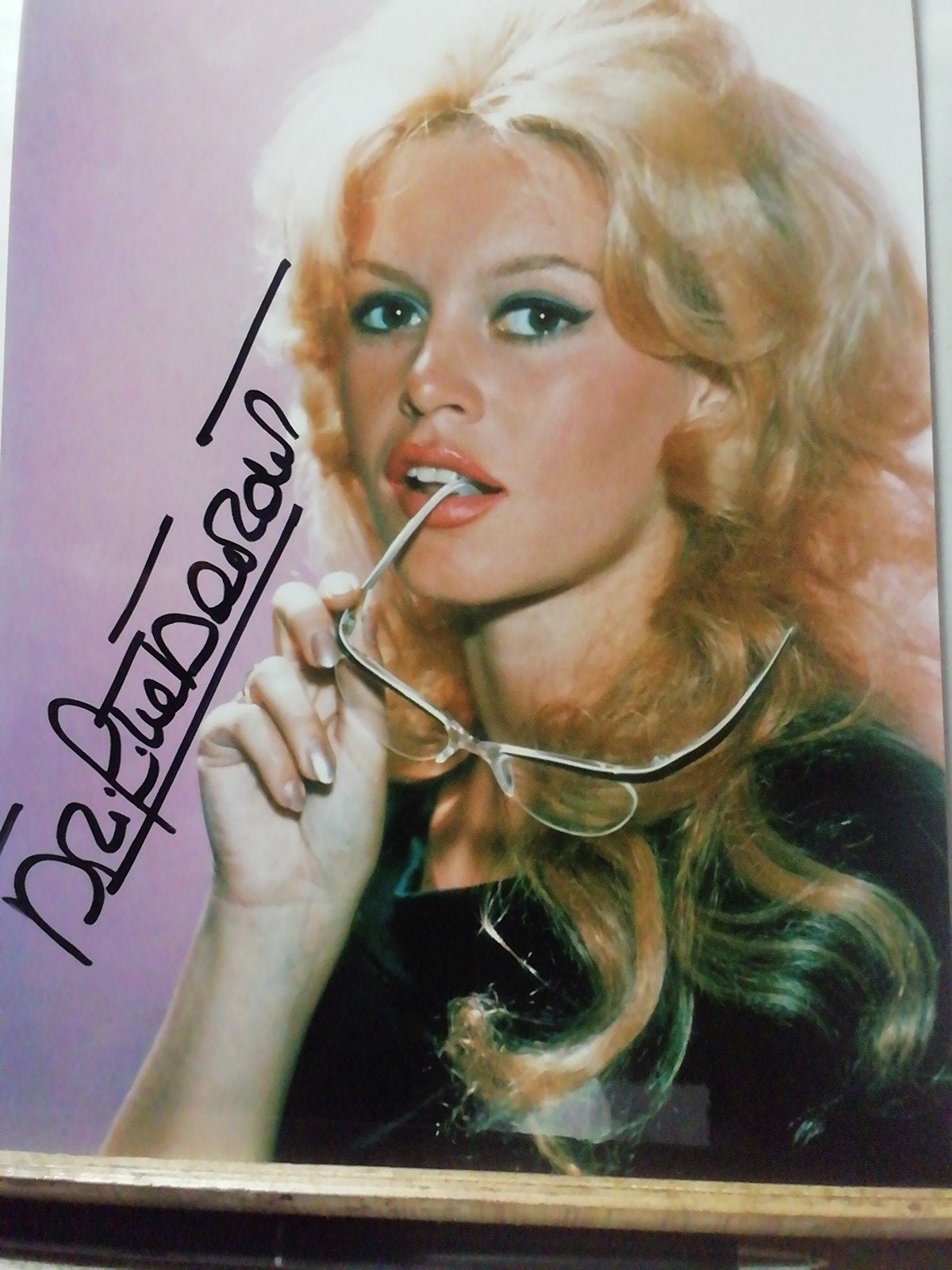 Brigitte Bardot met originele handtekening, Collections, Musique, Artistes & Célébrités, Enlèvement ou Envoi, Comme neuf, Photo ou Carte