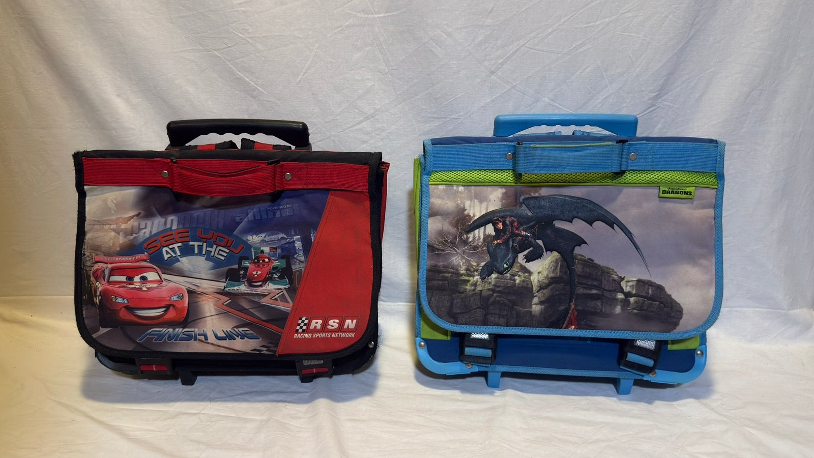 2 Kinderschooltassen! Met Wieltjes! 1 Cars & 1 Dragons Afb.!, Overige kleuren, Overige typen, Zo goed als nieuw, 30 tot 40 cm