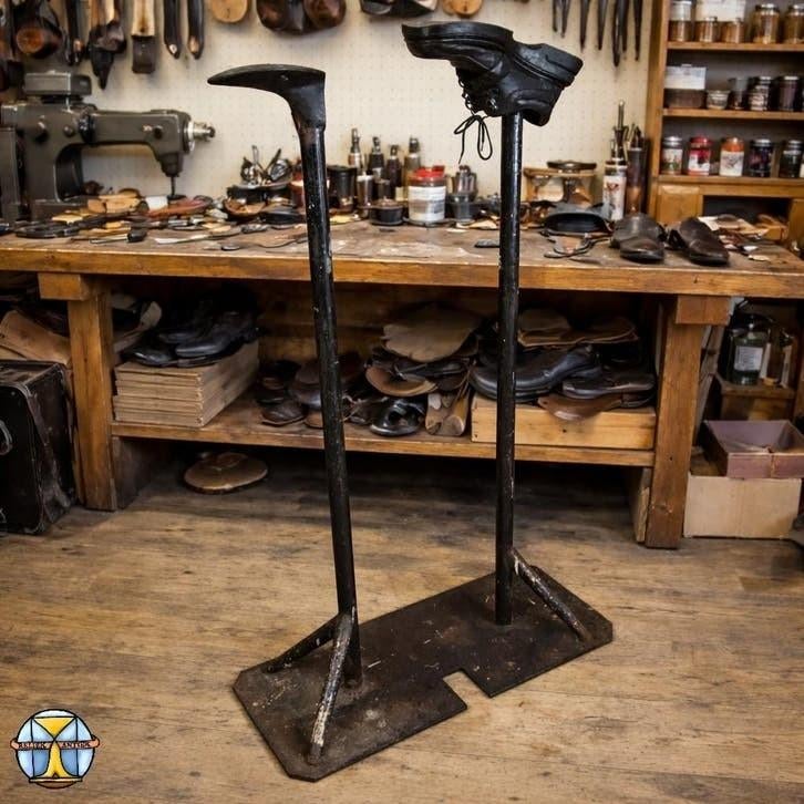 Antieke Dubbele Smeedijzeren Schoenleest Standaard  (H113cm), Antiek en Kunst, Ophalen of Verzenden