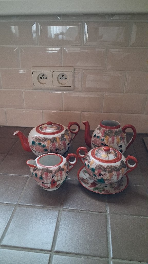 Theepot en andere 8, Enlèvement, Théière