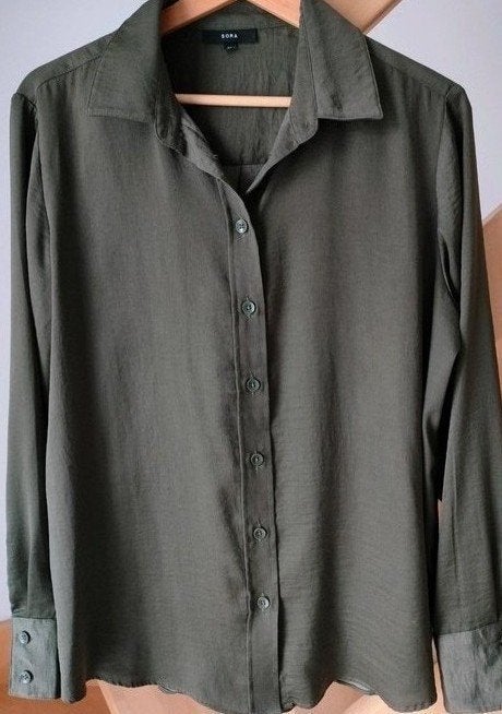 Mooie zijdeachtige blouse. Sora. Large. Los model. Khaki, Maat 42/44 (L), Ophalen of Verzenden, Zo goed als nieuw, Sora by Jbc