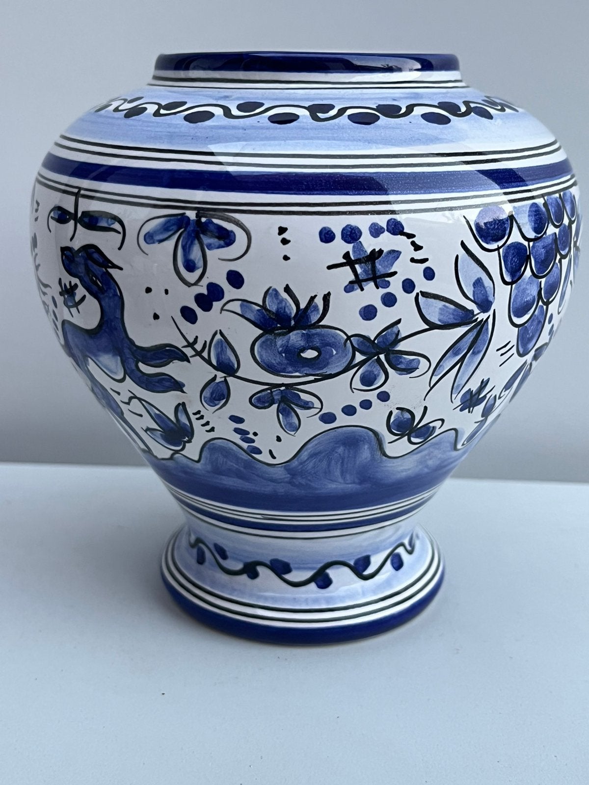 Vintage Talavera Bolvaas 15cm Jachthond Druiven Blauw Wit, Antiek en Kunst, Ophalen of Verzenden