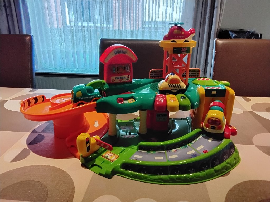Toet toet autogarage met 4 autootjes, Ophalen, Zo goed als nieuw