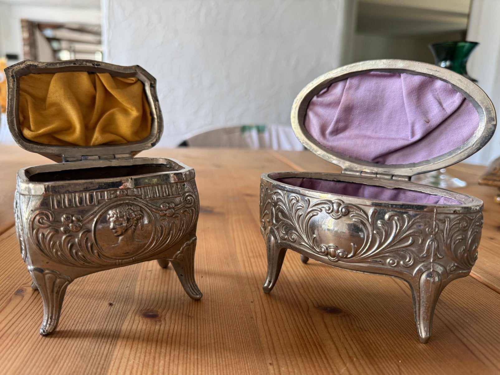 Deux boîtes à bijoux en métal argenté, Envoi
