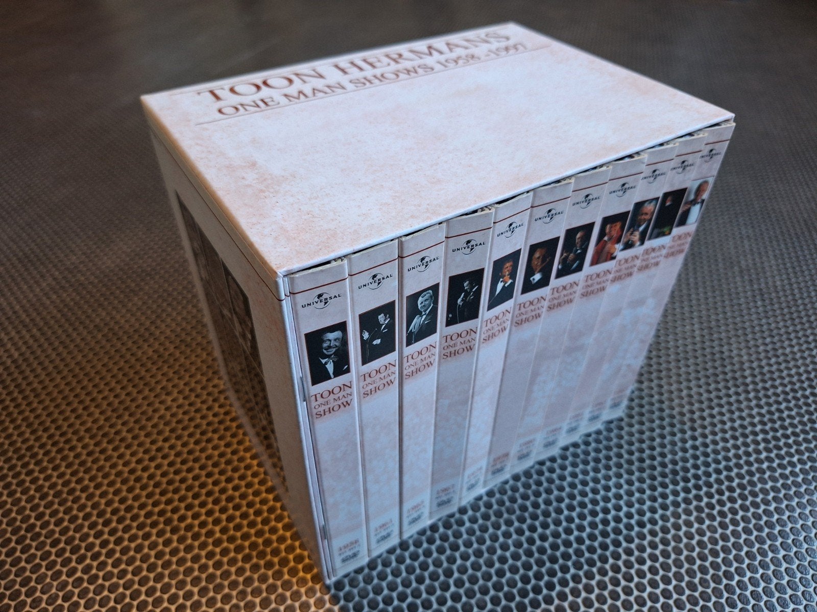 11 delige DVD BOX zaalschows Toon Hermans, Ophalen, Extra's