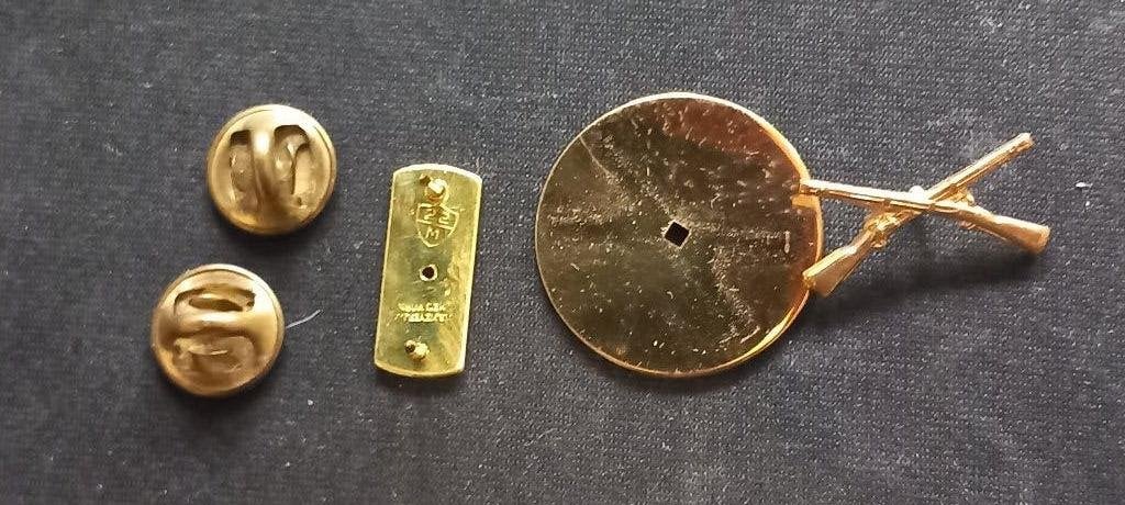 insigne US disque de col Infanterie, Collections, Enlèvement ou Envoi, Autres, Ruban, Médaille ou Ailes