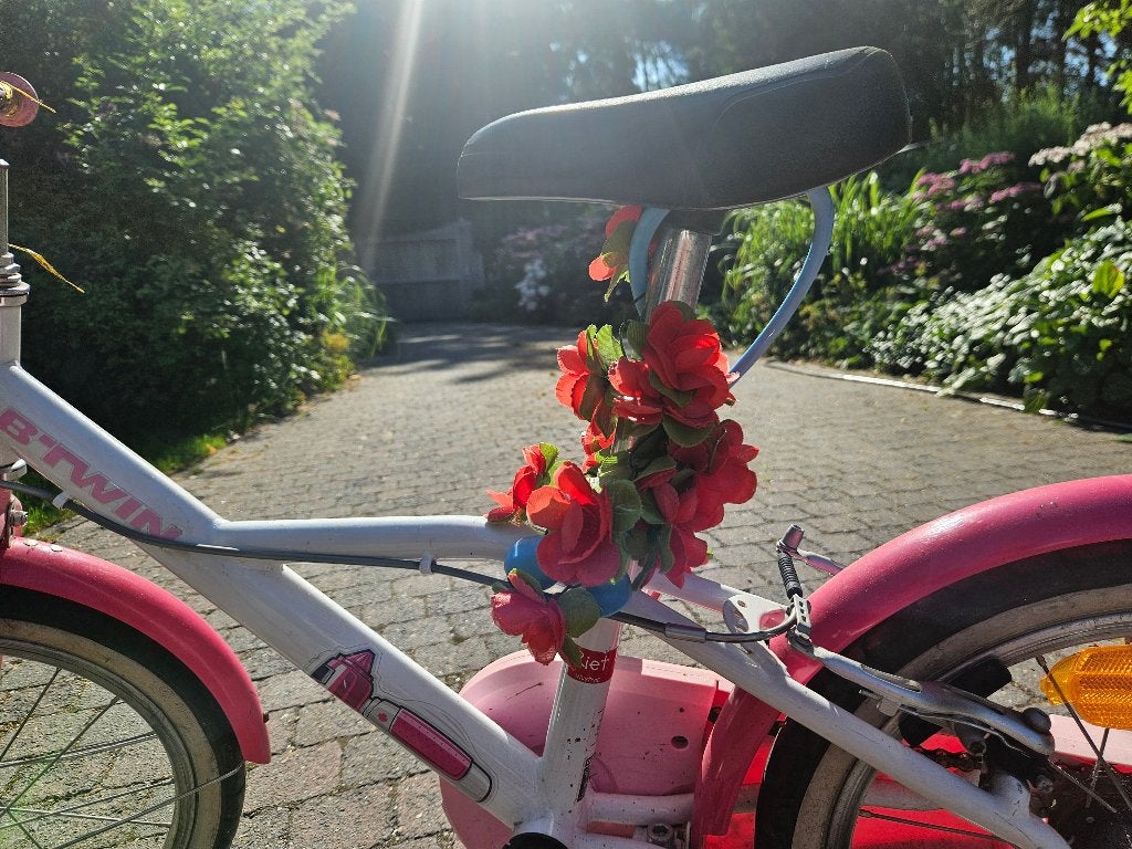 B'Twin meisjesfiets 16 inch wit/roze met mandje, Fietsen en Brommers, Fietsen | Meisjes, Gebruikt, 16 inch, Handrem, Terugtraprem