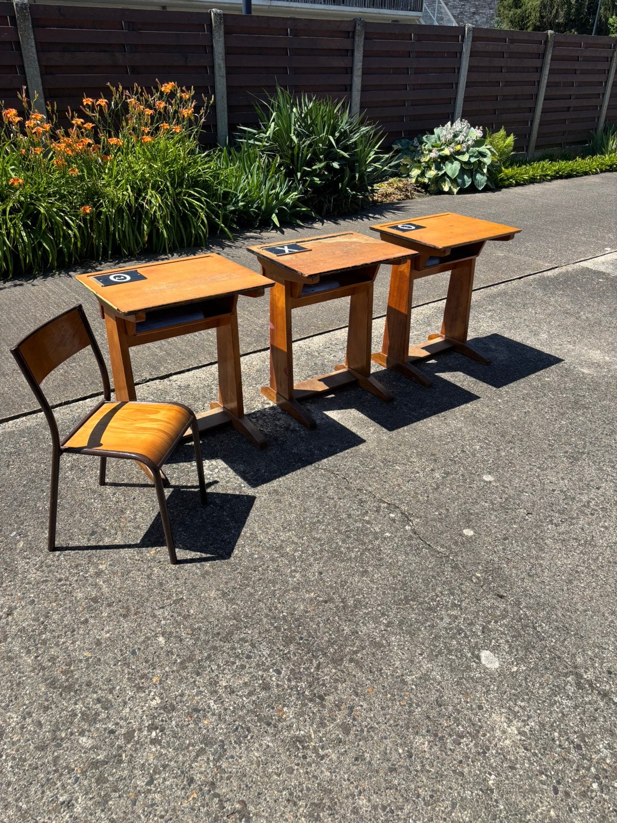 Vintage houten schoollessenaars – 15 stuks + 7 stoeltjes, Ophalen