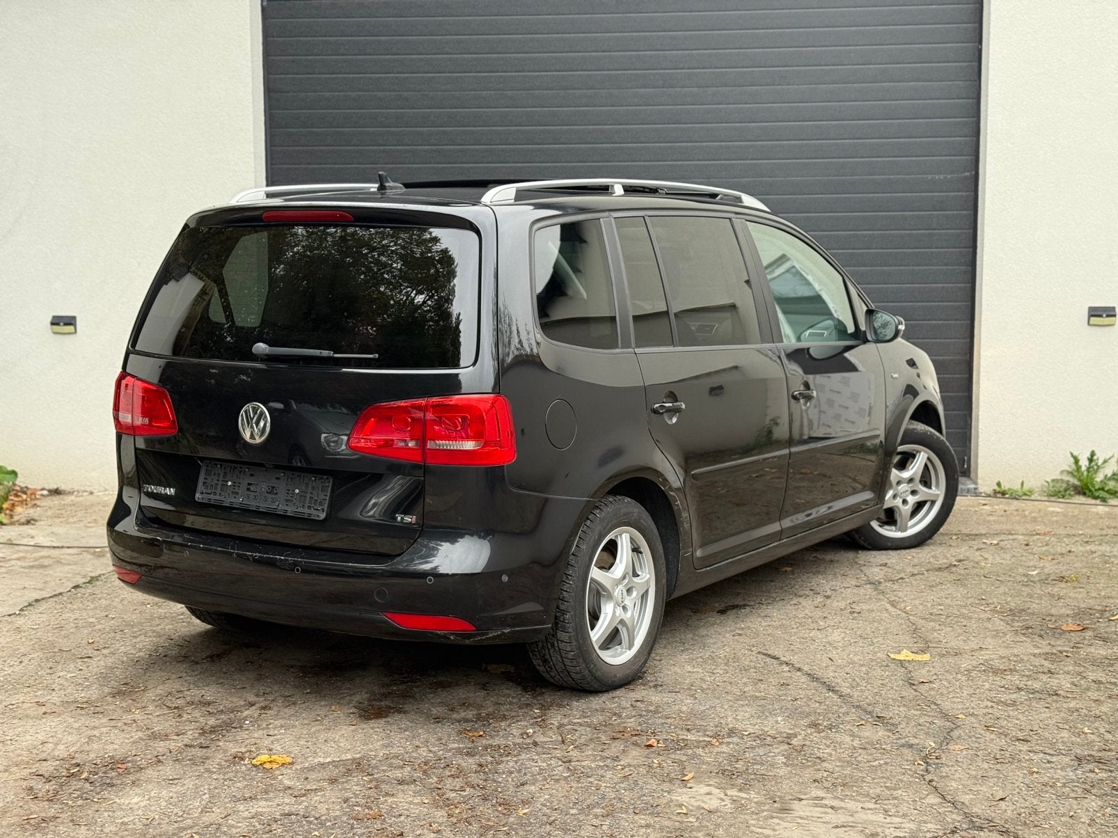 VOLKSWAGEN TOURAN 1.4 TSI LIFE  7 ZITPLAATSEN — 2015 —140 PK, Auto's, Automaat, Euro 5, Monovolume, Zwart