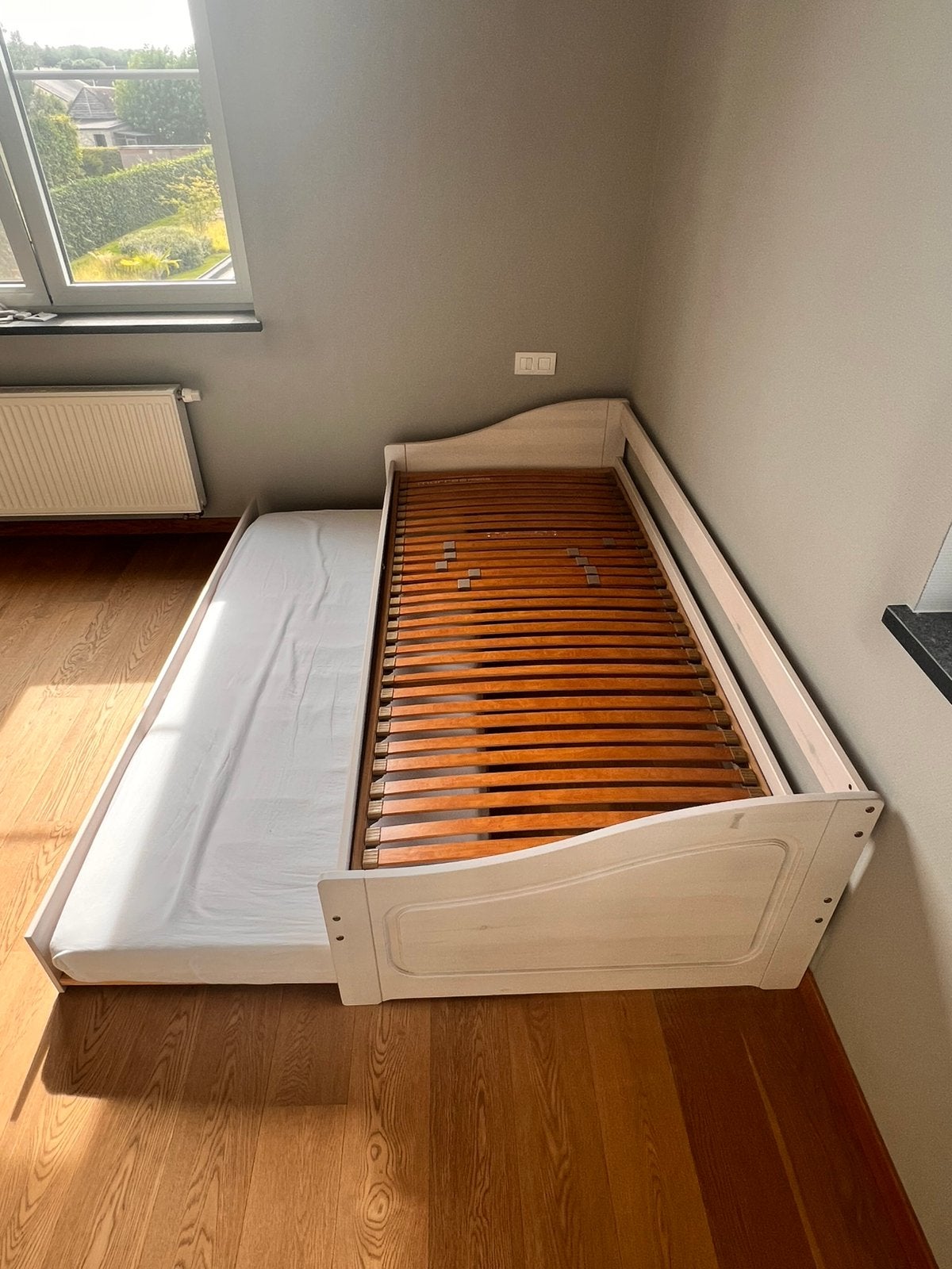Bed met uitschuifbaar logeerbed en bijhorende lattenbodem, Ophalen, Gebruikt, 90 cm, Eenpersoons