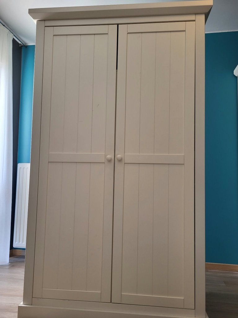 Armoire mi-penderie/mi-planches en pin massif/MDF blanc, 100 à 150 cm, Utilisé, Avec porte(s), Pin