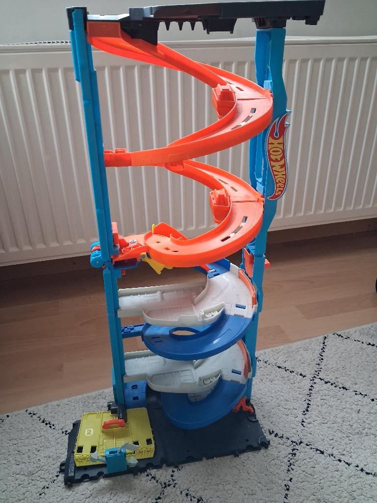 Hotwheels parkeertoren, Ophalen, Racebaan, Zo goed als nieuw, Hot Wheels