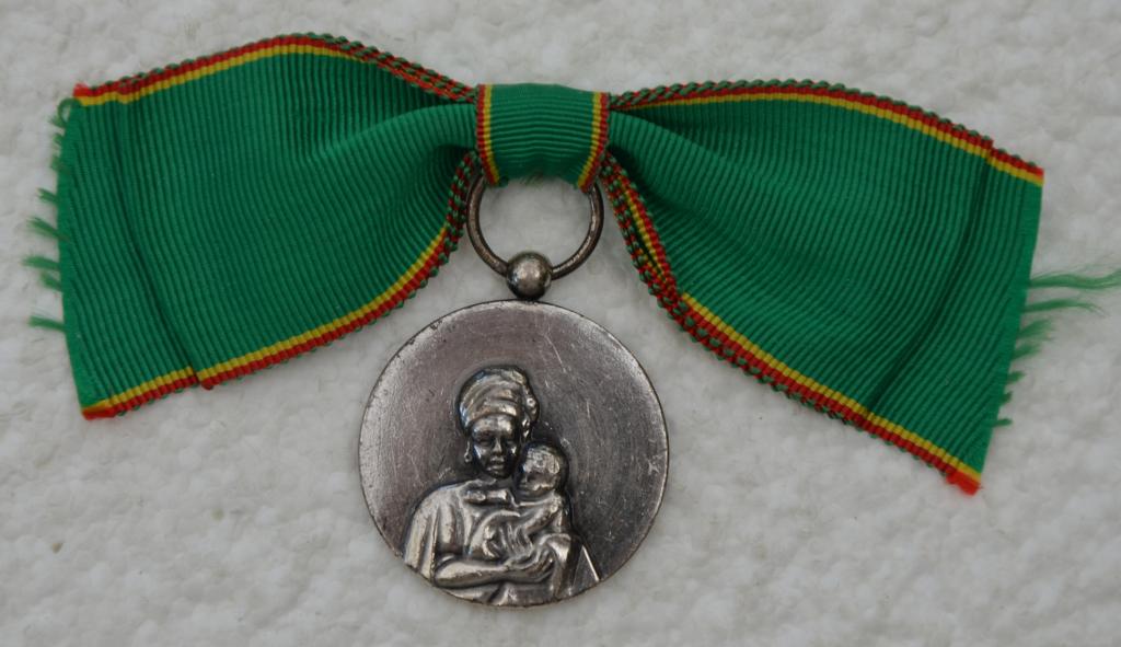 Zaire, Zilveren Medaille MERIT MATERNEL, vr Vrouwen/Strikje, Verzamelen, Ophalen of Verzenden, Overige soorten, Lintje, Medaille of Wings