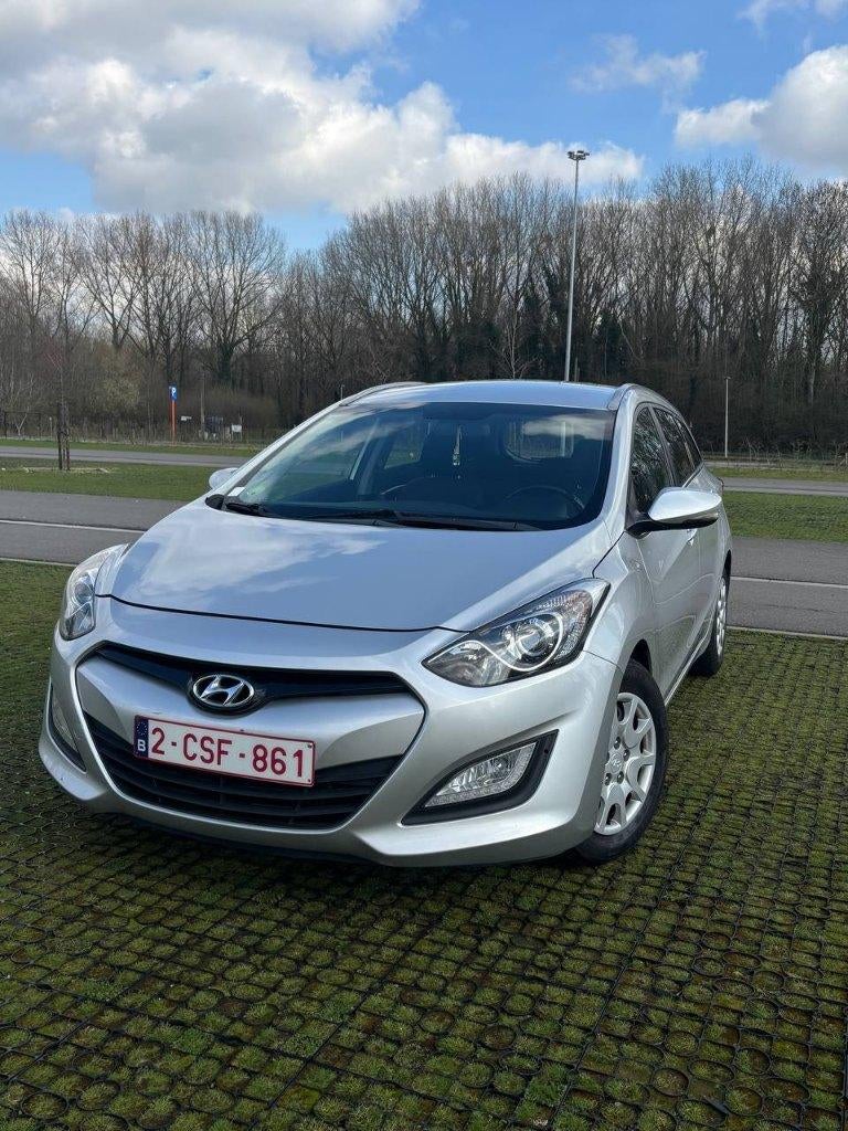 Hyundai i30, Autos, Hyundai, Particulier, i30, Diesel, Euro 5, Break, 5 portes, Boîte manuelle, Argent ou Gris, Gris, Tissu, Traction avant