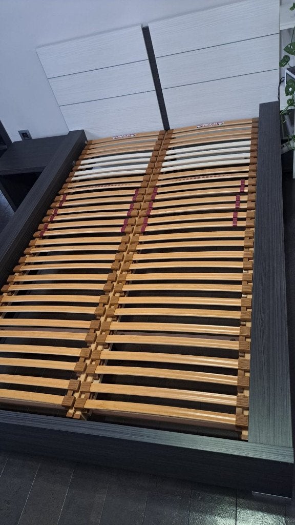 Bed, lattenbodem, nachtkastje, achterwand, matras en topper, Ophalen, Zo goed als nieuw, Twijfelaar, 200 cm