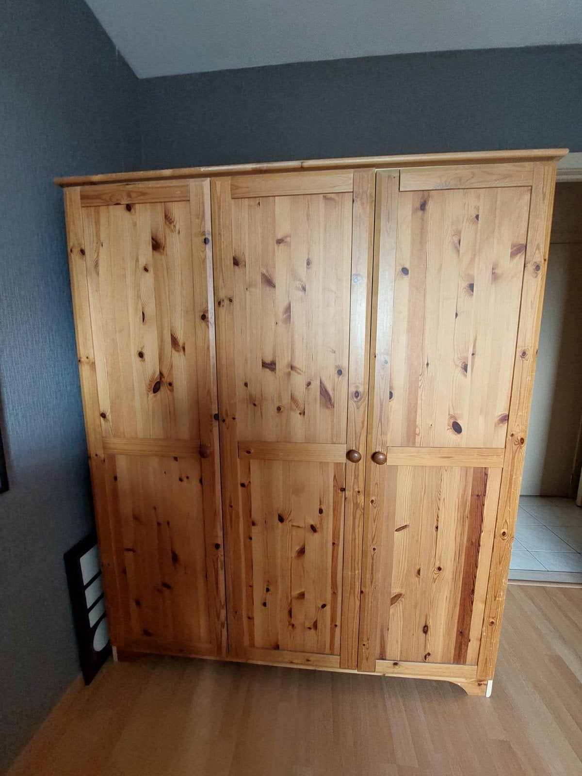 Garde-robe 3 portes, 100 à 150 cm, Utilisé, Avec porte(s), Pin