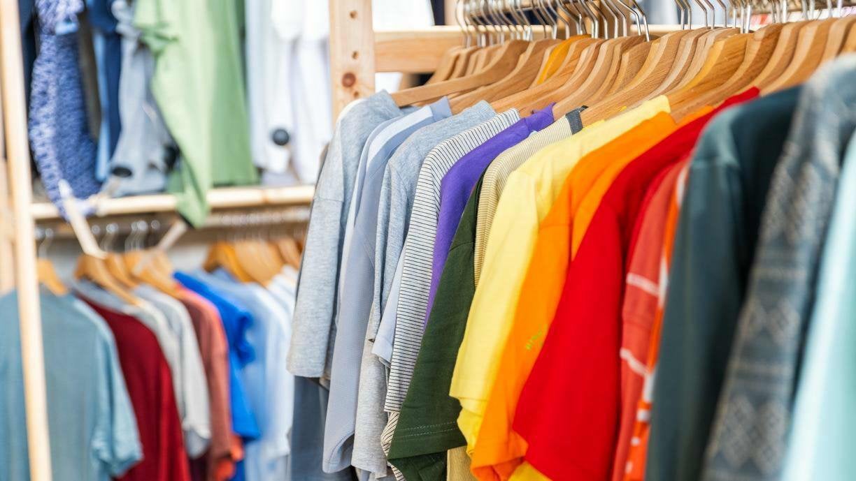 Te Koop: Twee Grote Zwarte Zakken Dameskledij, Ophalen, Zo goed als nieuw