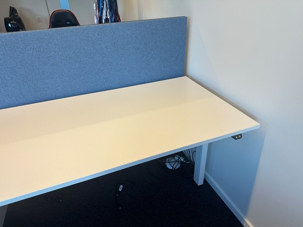 Duo elektrische zit-sta bureaus met scheidingswand, Maison & Meubles, Bureau duo, Enlèvement, Utilisé, Électrique