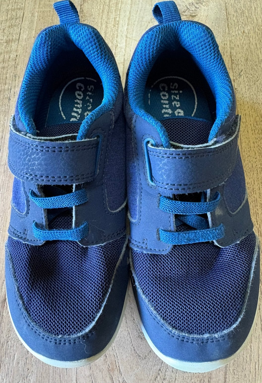 Sportschoenen mt 28, Kinderen en Baby's, Ophalen, Zo goed als nieuw, Sportschoenen