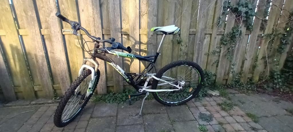 Mountainbike met schijfremmen en veering, Ophalen