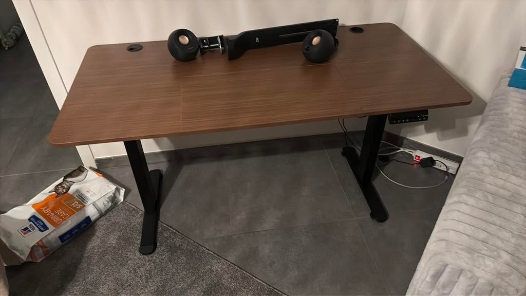 Electrische bureautafel 140/70 ( nieuwstaat), Huis en Inrichting, Bureaus, Ophalen, Zo goed als nieuw