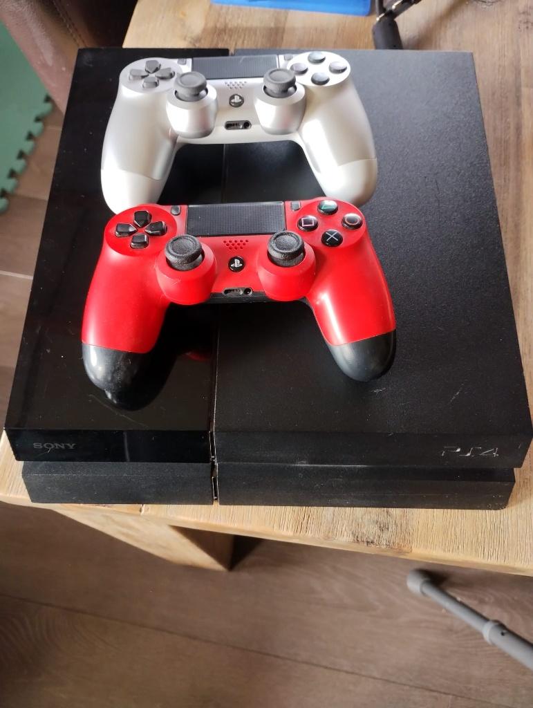 Playstation 4 + 2 controllers + 4 games, Consoles de jeu & Jeux vidéo, Consoles de jeu | Sony PlayStation 4, 500 GB, Enlèvement