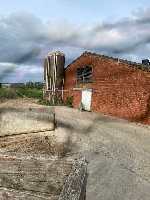 afbraak varkensstal, Ophalen
