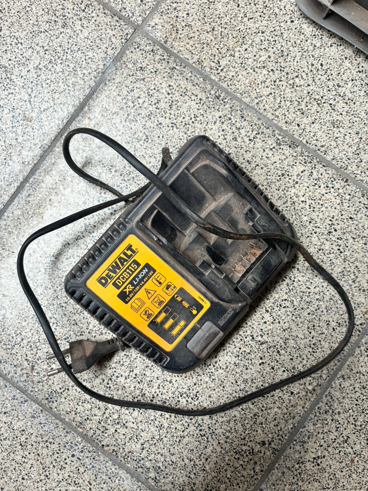 Dewalt acculader DCB115, Ophalen of Verzenden, Gebruikt