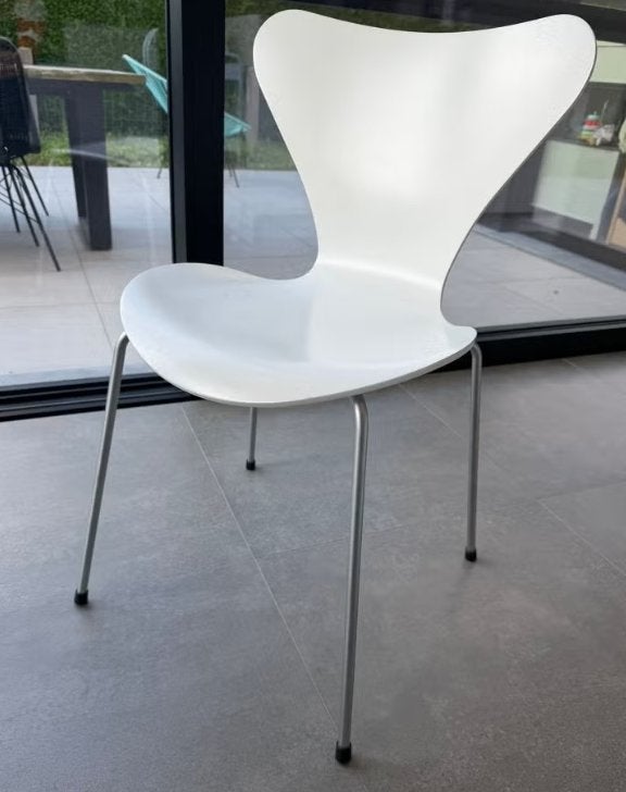 8x Fritz Hansen Series 7 (3107), Arne Jacobsen, wit, Huis en Inrichting, Ophalen, Fritz Hansen, Wit, Zo goed als nieuw