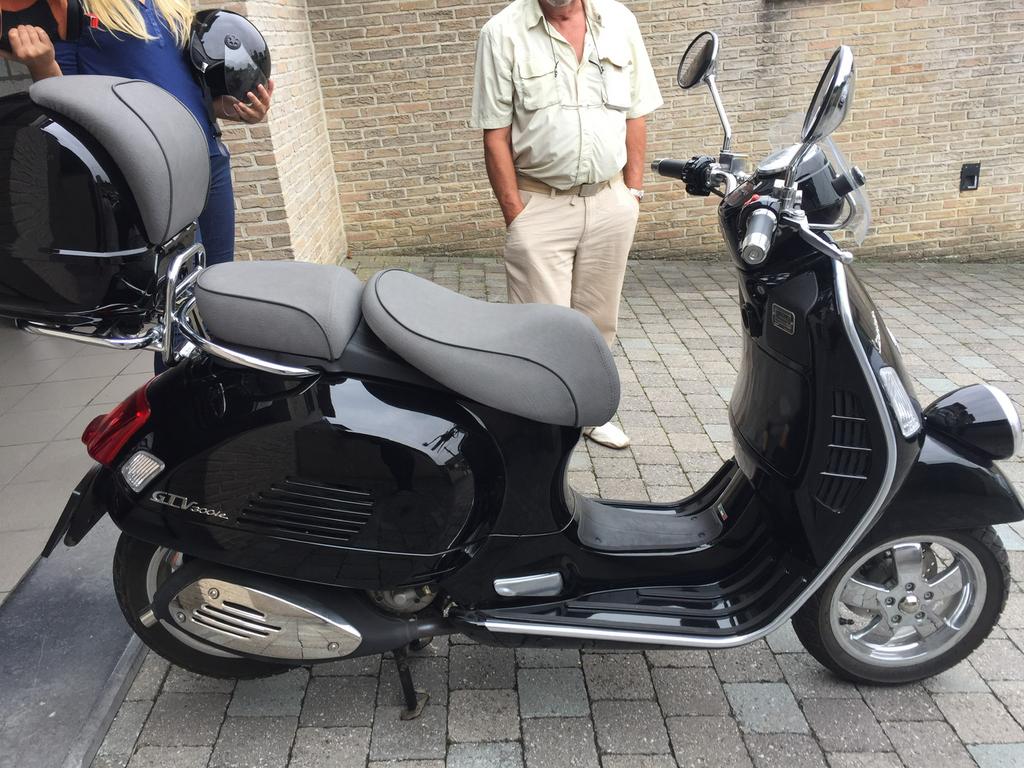 Vespa GTV 300 limited edition via MonteNapoleone, Fietsen en Brommers, Ophalen, 278 cc