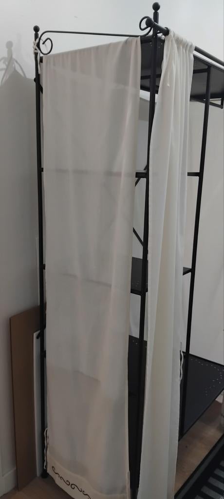Armoire avec rideaux, Enlèvement