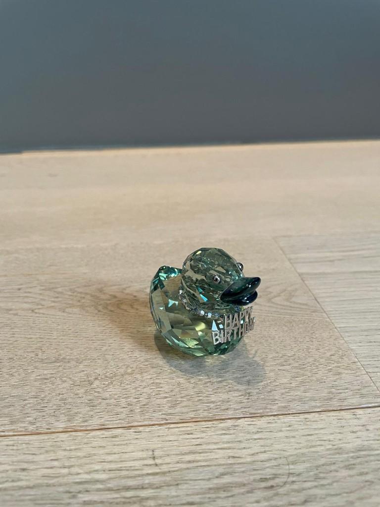 Swarovski Happy Duck – HAPPY BIRTHDAY DUCK 1078531, Verzamelen, Ophalen of Verzenden, Zo goed als nieuw, Figuurtje