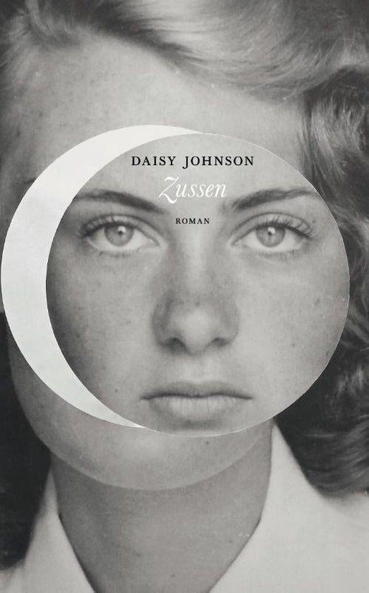 Te Koop Boek ZUSSEN Daisy Johnson, Boeken, Romans, Zo goed als nieuw, Europa overig, Ophalen of Verzenden
