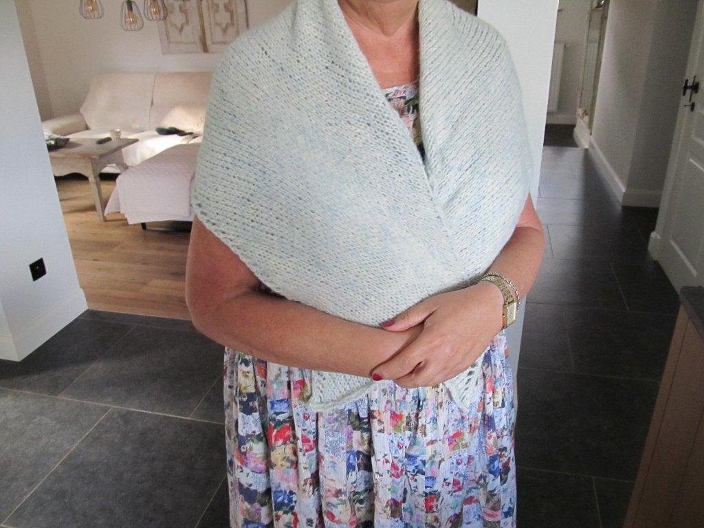 NIEUW GEBREIDE SJAAL LICHT BLAUW, Ophalen of Verzenden, Nieuw, Sjaal