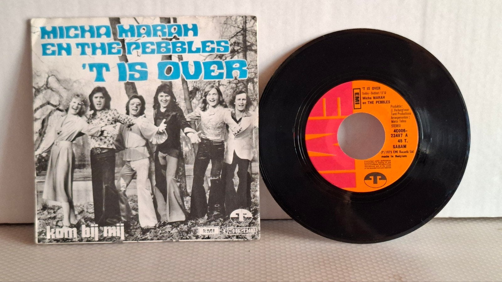 Micha Marah en The Pebbles – 'T Is Over / Kom Bij Mij, Gebruikt, 7 inch, Nederlandstalig, Fotohoes