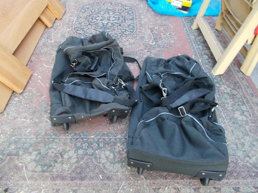 Sacs de voyage , lit simple, porte-manteau IKEA, etc..., Enlèvement
