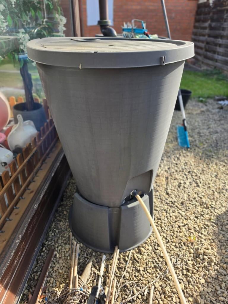 Mooie grijze regenton 210L incl. voet en deksel, 150 liter of meer, Ophalen, Gebruikt, Kunststof