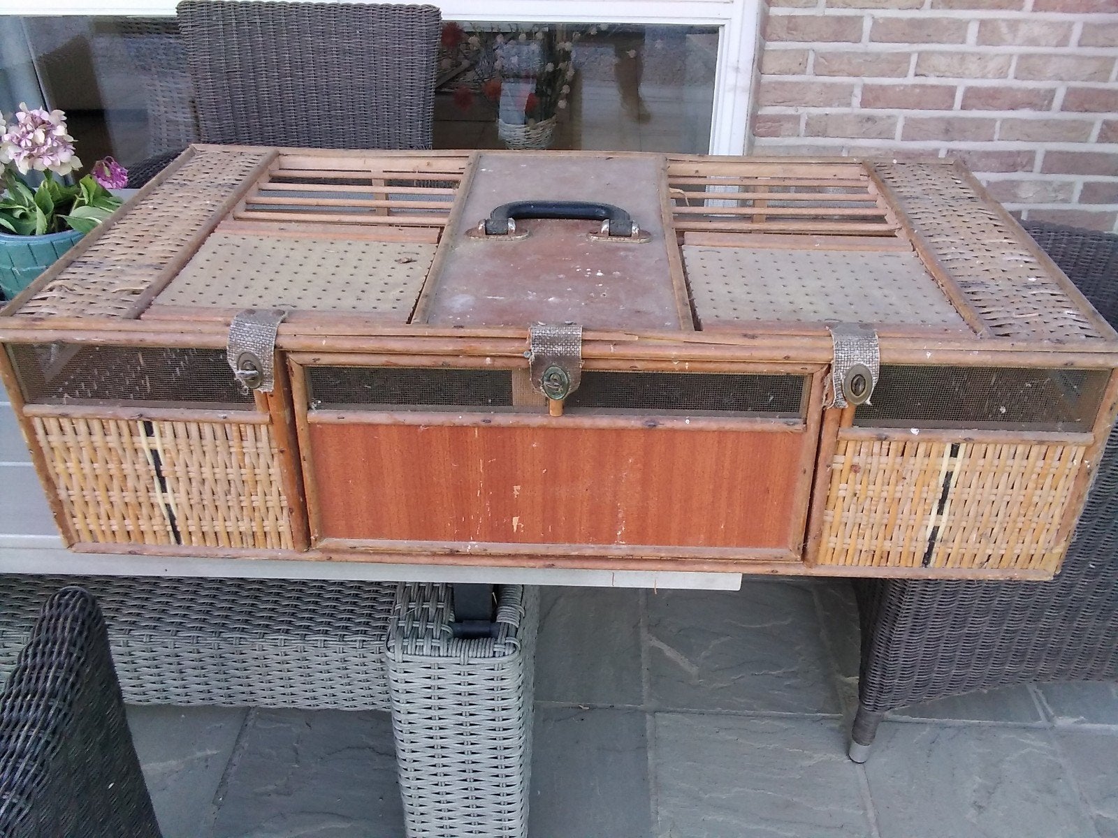 PANIER EN OSIER ET 3 ÉCAILLES DE PIGEON EN BOIS