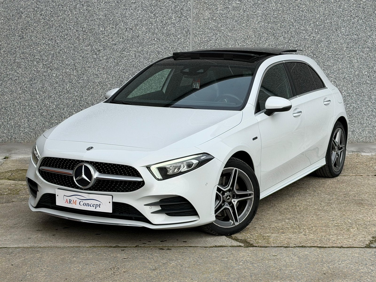Mercedes-Benz A250e Hybride Pack AMG Pano/ Led/Cuir/Garantie, Auto's, Automaat, Euro 6, Wit, Leder