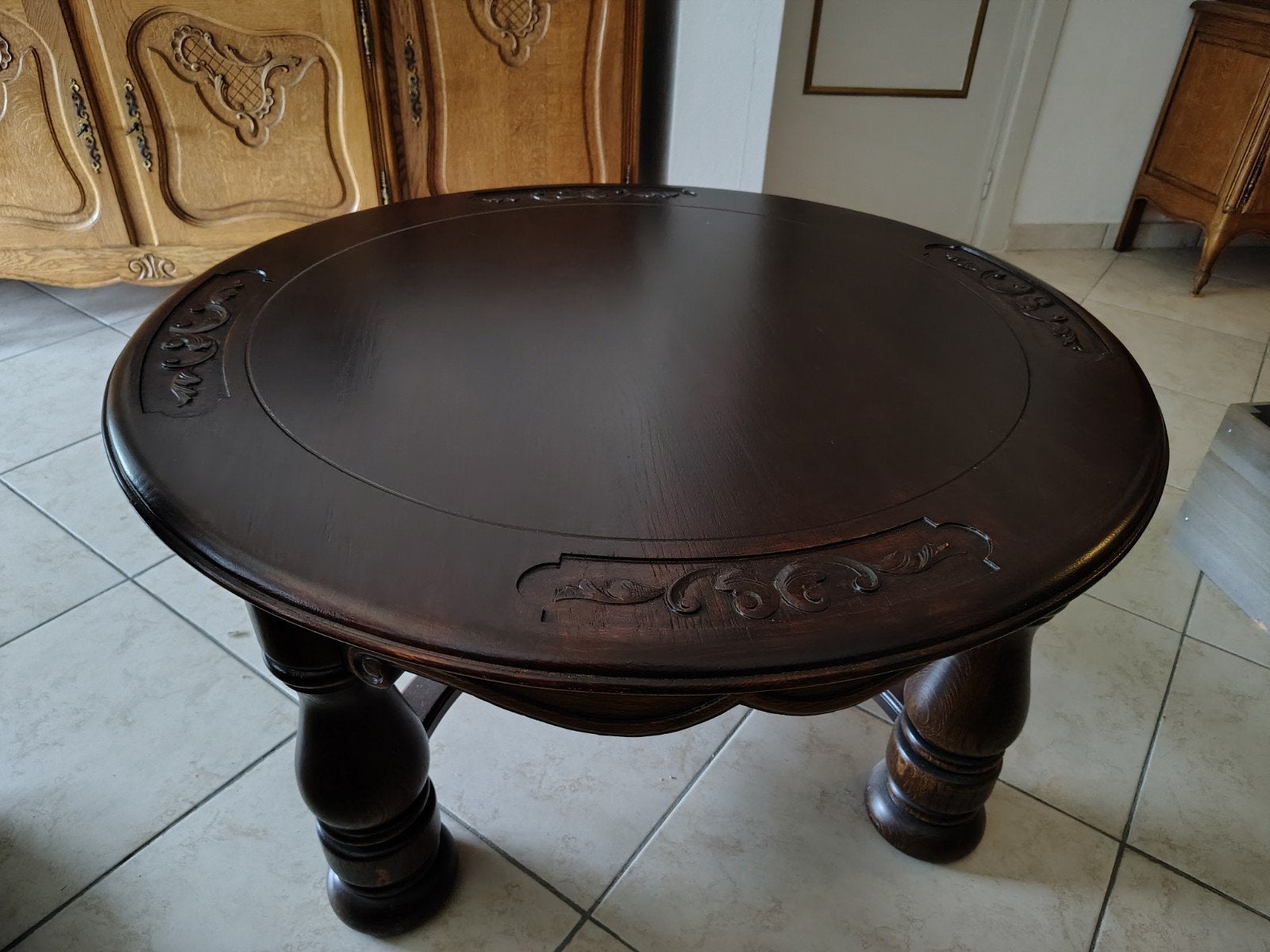 ronde eikenhouten salontafel met houtsnijwerk, Ophalen