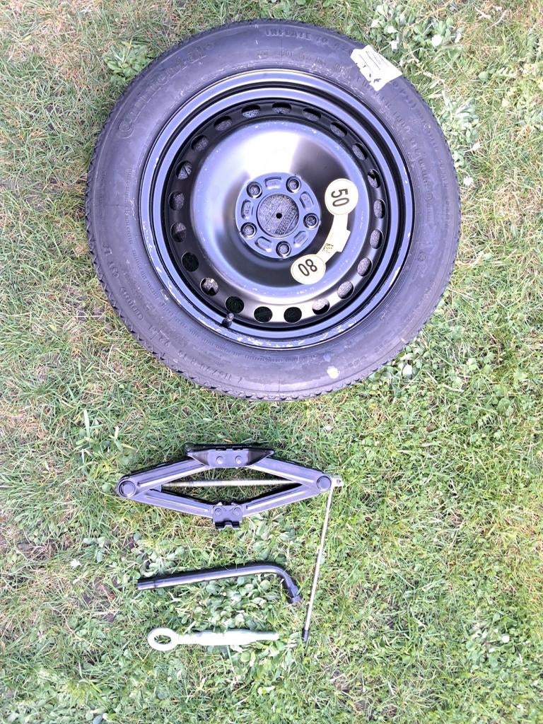 Thuiskomer Volvo v40 115/90 R16 plus krik set, Ophalen, Nieuw, Personenwagen, Banden en Velgen