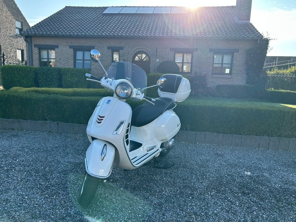 Vespa GTS 300 Super Wit, Motoren, Scooter, Bedrijf, Minimaal motorrijbewijs A2, Automaat