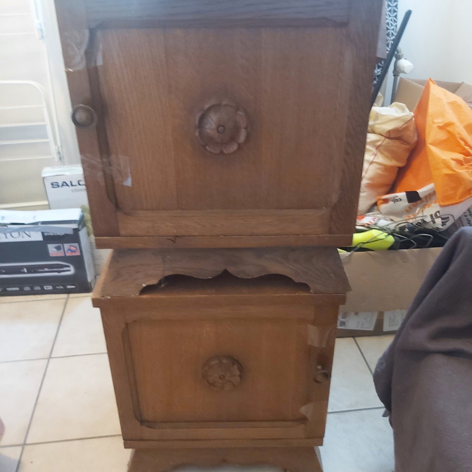 deux tables de  nuit bon état, Enlèvement