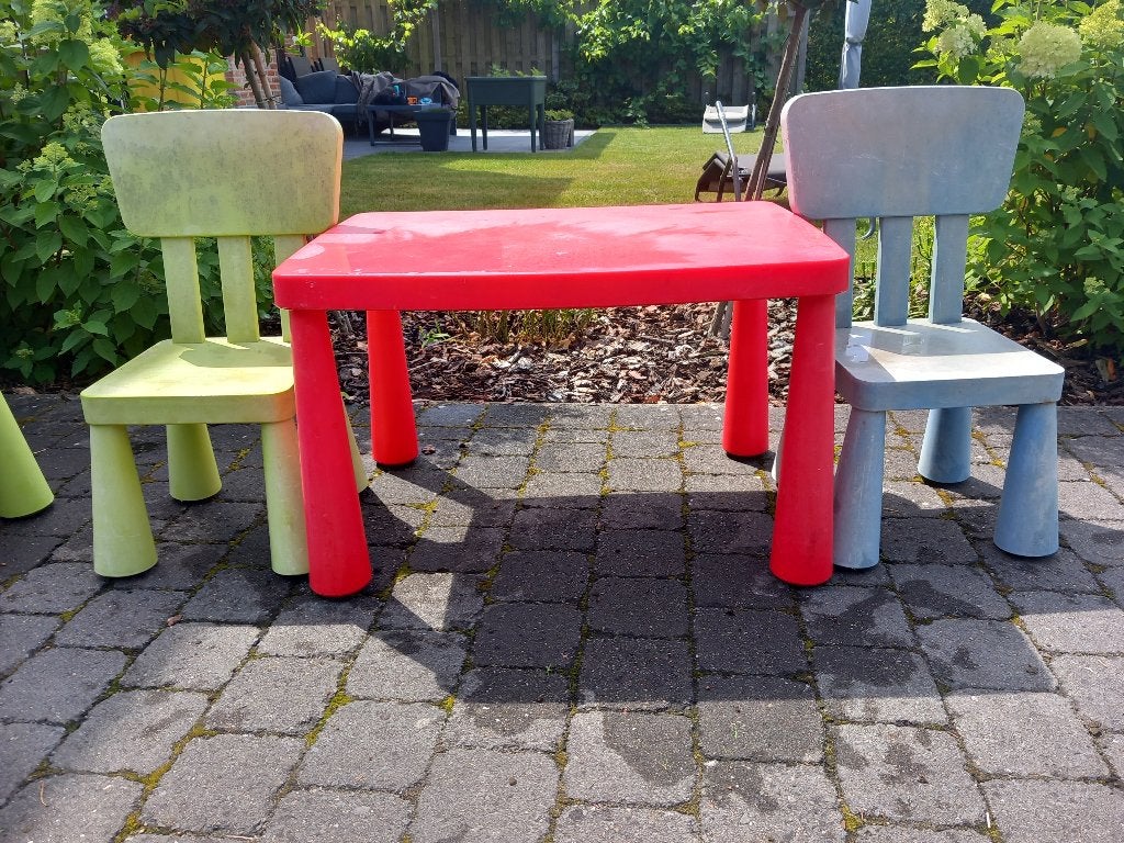2 kindertafels en 4 stoelen, Ophalen, Gebruikt