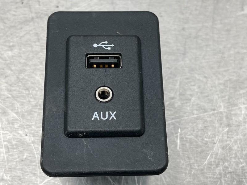PORT AUX/USB Nissan Note (E12) (|795405004|), Germany@nissan-services.eu, Kronenweg 38
50389  Wesseling, DE, Utilisé, Nissan