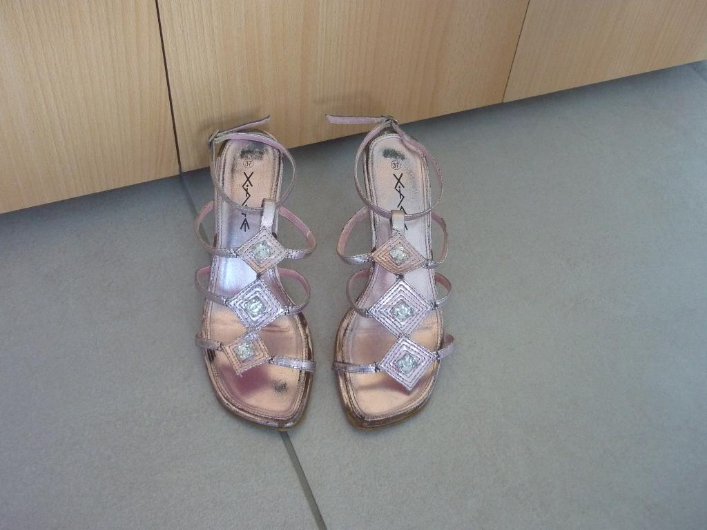 Gratis Roze metallic hakken schoenen Maat 37, Kleding | Dames, Ophalen, Roze
