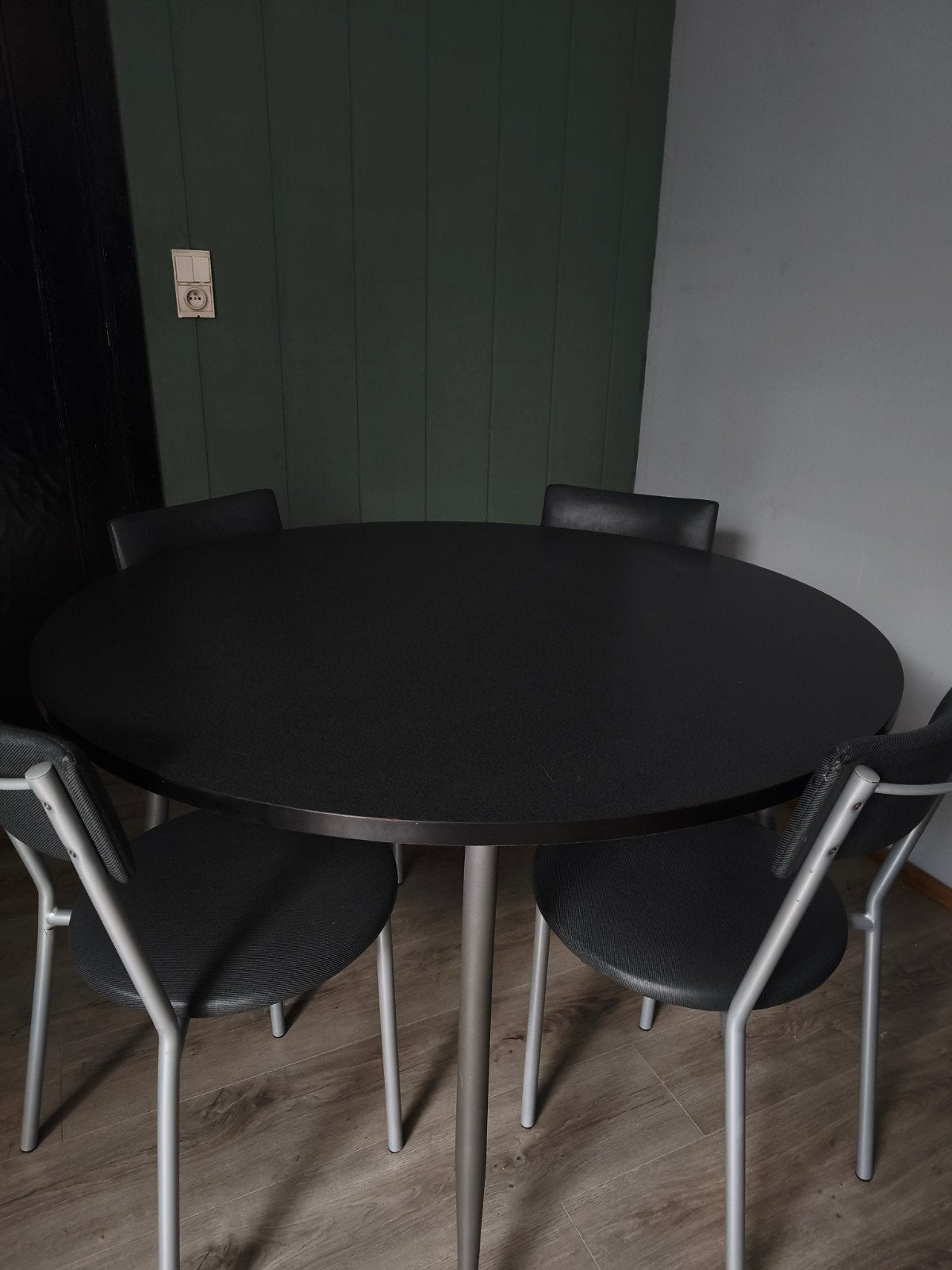 Keukentafel met 4 stoelen, Ophalen, Zo goed als nieuw, Vier personen, Rond