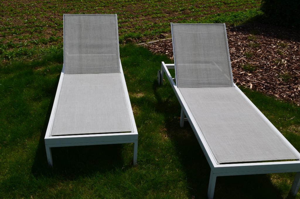 2 witte Ligbedden, Tuin en Terras, Ophalen, Verstelbaar